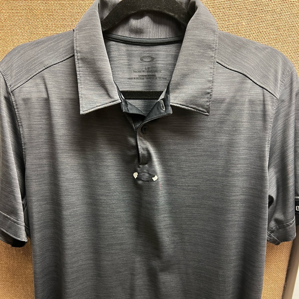 2 Oakley polos